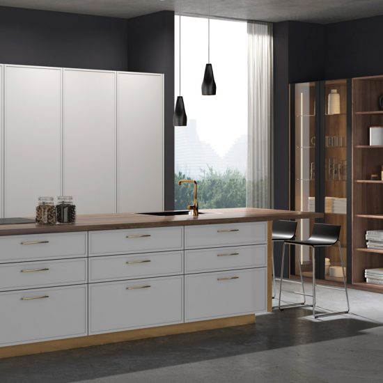 Muebles de cocina en laca con marco en la puerta